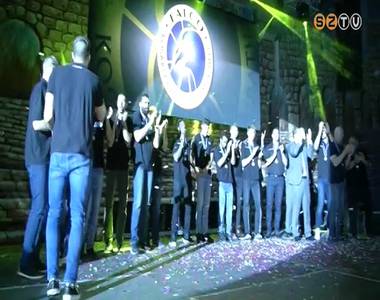 Szurkol�k k�sz�nt�tt�k az ez�st�rmes Falco-t