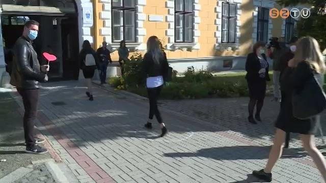 Elkezdődtek a járványhelyzet alatti érettségi vizsgák Elkezdődtek a járványhelyzet alatti érettségi vizsgák