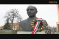 Hal�l�nak 56. �vfordul�ja alkalm�b�l megkoszor�zt�k Neumann J�nos szobr�t a nev�t visel� iskol�ban