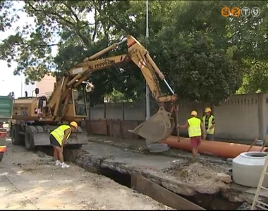 Csatornafel�j�t�s kezd�d�tt a De�k Ferenc utc�ban