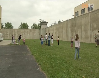 Gyerekzsivajtól hangos a börtön külső udvara Gyerekzsivajtól hangos a börtön külső udvara