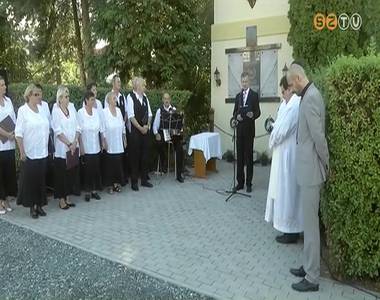 Felszentelt�k a szentkir�lyi harangl�bat