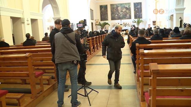 Filmforgatás - A Brenner Jánosról készülő sorozat temetési jelenetét vették fel a szalézi templomban