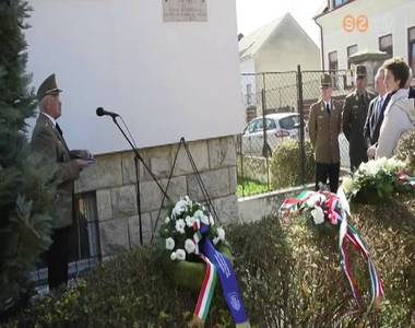 Bakay Szil�rdra eml�keztek egykori lak�h�z�n�l