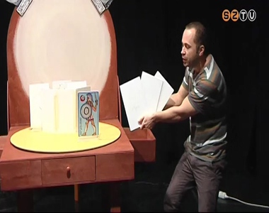 �j k�z�ns�gr�teget keresve a k�z�piskol�soknak k�sz�tett darabot a Mesebolt B�bsz�nh�z