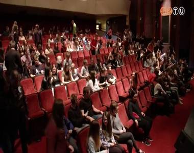 Premontreis di�kok j�rtak a sz�nh�zban