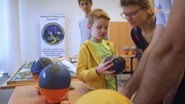 Tapintható Univerzum - Csillagászati kiállításra invitáltak látókat és látássérülteket Tapintható Univerzum - Csillagászati kiállításra invitáltak látókat és látássérülteket
