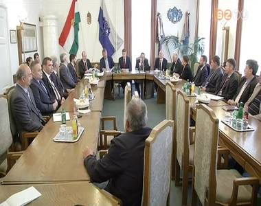 Milli�rdok �rkeznek a megy�be