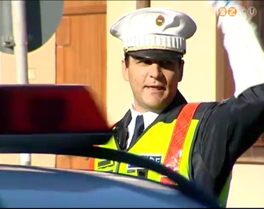 Főleg a gyalogosok és a kerékpárosok nincsenek tisztában a rendőri karjelzésekkel Főleg a gyalogosok és a kerékpárosok nincsenek tisztában a rendőri karjelzésekkel