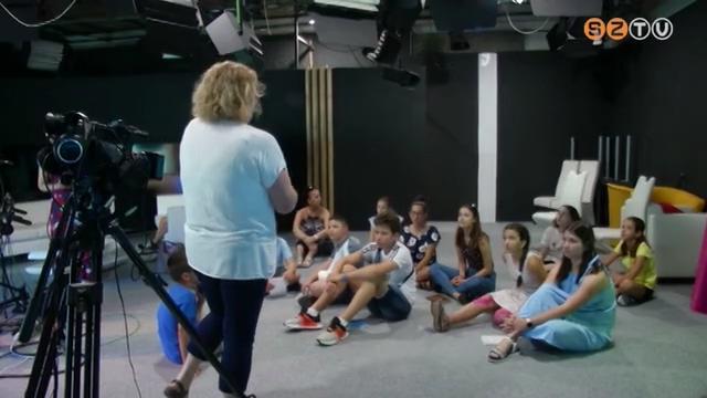 A Szombathelyi Televízió szerkesztőségébe látogattak a médiatáborosok A Szombathelyi Televízió szerkesztőségébe látogattak a médiatáborosok