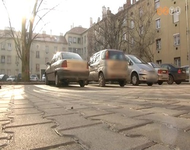 Rend�r�k b�ntethetik meg a szab�lytalanul parkol� aut�sokat a Savaria t�ri t�mbbels�ben