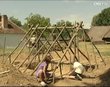 Egy bronzkori h�z m�s�t �p�tik fel a M�zeumfaluban