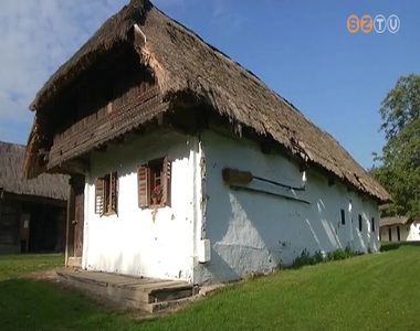 Fel�j�tj�k a Vasi Skanzen t�bb h�z�nak zs�ptet�it