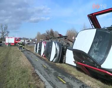 �rokba borult egy aut�sz�ll�t� kamion Szombathely mellett