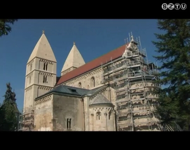 V�g�hez k�zeledik a j�ki templom fel�j�t�sa