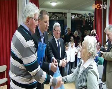 Adom�nyt kaptak kar�csonyra a KISZ lak�telepen �l�k