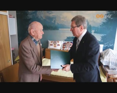 Otthon�ban k�sz�nt�tte fel Pusk�s Tivadar a 90 �ves Kov�cs L�szl�t