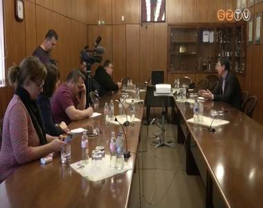 Sajt�t�j�koztat�kat tartottak a k�zgy�l�s m�snapj�n a v�rosh�z�n