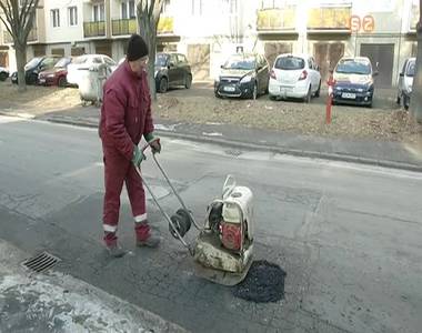Úthibák javítását végzi a SZOVA Zrt. városszerte Úthibák javítását végzi a SZOVA Zrt. városszerte