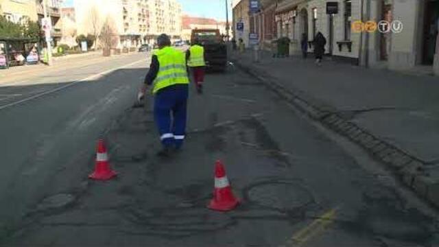 Folynak a k&aacute;ty&uacute;z&aacute;si munk&aacute;latok a v&aacute;ros &uacute;tjain