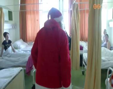 Beteg gyerekeknek vitt aj�nd�kot a Mikul�s