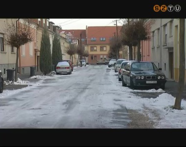 Bár múlt hét végén volt havazás, sok utcában még mindig hókásásak, síkosak az utak Bár múlt hét végén volt havazás, sok utcában még mindig hókásásak, síkosak az utak