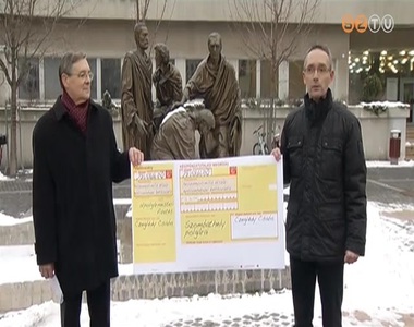 Hatalmas csekket k�sz�tett a szombathelyi Fidesz Czegl�dy Csab�nak