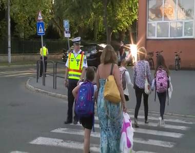 Seg�ts�g az iskol�k k�rny�k�n