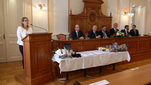 Ünnep kitüntetésekkel - a megye érdekében végzett kimagasló munkáért 15-en vehettek át elismerést Ünnep kitüntetésekkel - a megye érdekében végzett kimagasló munkáért 15-en vehettek át elismerést