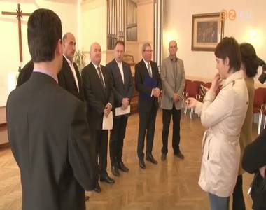 Folytat�dik a belv�ros d�li r�sz�nek meg�j�t�sa