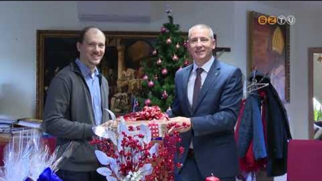 Karcsonyi ajndkoz krtra indultak a vrosvezetk a szombathelyi intzmnyekbe