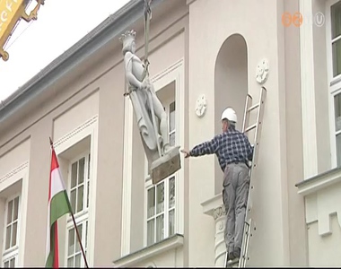 Szent Imre herceg szobor a Remenyik-iskola homlokzat�n