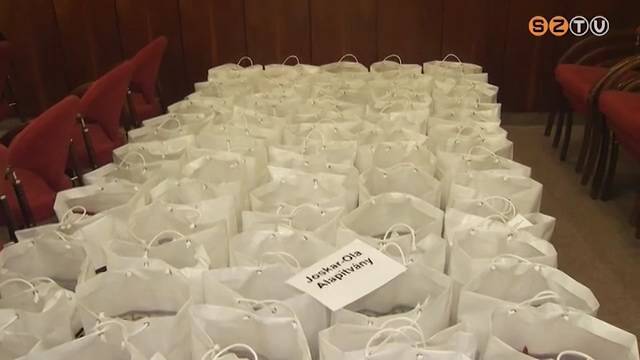 Kar�csonyi aj�nd�kcsomagot kaptak a szoci�lisan r�szorul� csal�dok