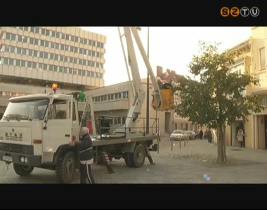Megkezdték a karácsonyi fényfüzérek kihelyezését a Fő térre Megkezdték a karácsonyi fényfüzérek kihelyezését a Fő térre