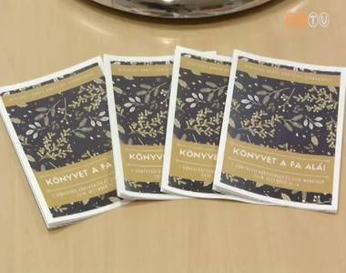 K�nyvet a fa al�