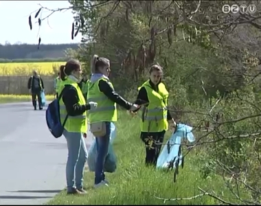 Di�kok is szedt�k a szemetet a F�ld napi akci�ban