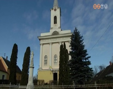 H�tv�g�n a megy�s p�sp�k felszentelte a fel�j�tott hegyfalui pl�b�ni�t