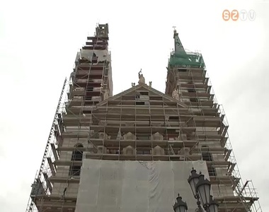 Folyik a Sz�kesegyh�z homlokzat�nak fel�j�t�sa