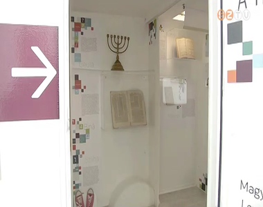 Lak�kocsiban rendzetek be v�ndorki�ll�t�st a zsid� �rt�kekr�l �s hagyom�nyokr�l