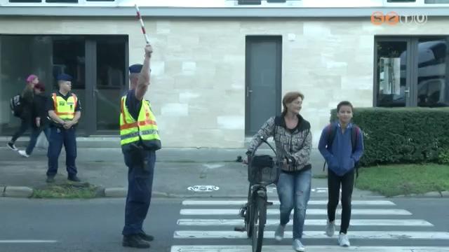 Rendőrök, közterület-felügyelők és polgárőrök is segítik az iskolák környékén a közlekedést Rendőrök, közterület-felügyelők és polgárőrök is segítik az iskolák környékén a közlekedést