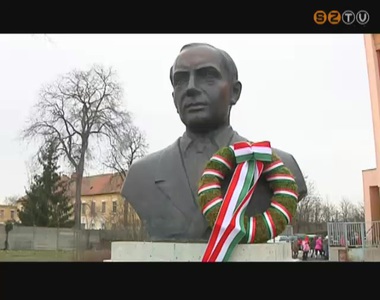 Hal�l�nak 56. �vfordul�ja alkalm�b�l megkoszor�zt�k Neumann J�nos szobr�t a nev�t visel� iskol�ban
