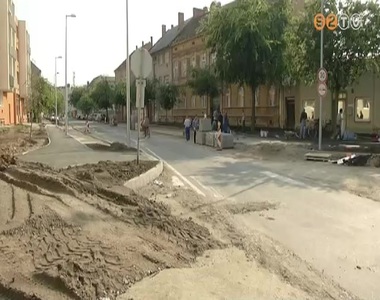 Hamarosan mr aszfaltoznak az evanglikus templom eltti j krforgalomban