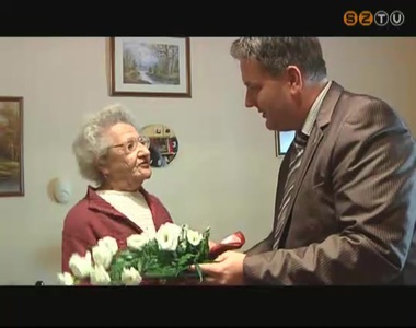 A 90 éves Kapinya Ferencnét köszöntötte Marton Zsolt alpolgármester A 90 éves Kapinya Ferencnét köszöntötte Marton Zsolt alpolgármester