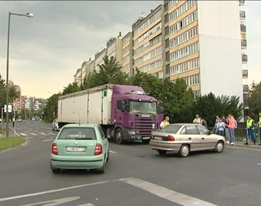 Kamion �s szem�lyaut� karambolozott