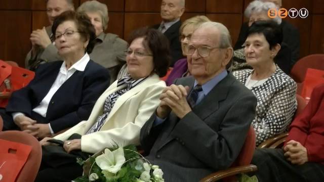 A nyugd�jas orvosokat k�sz�nt�tt�k a V�rosh�z�n