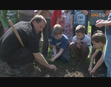 Vet�magokat �ltettek a Rem�nyik-iskola di�kjai egy orsz�gos akci� keret�ben