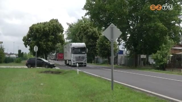 Balra kanyarodni tilos Balra kanyarodni tilos