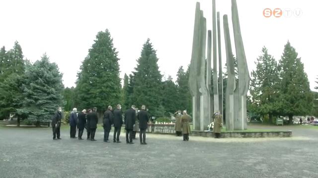 Városvezetők rótták le kegyeletüket halottak napja alkalmából Városvezetők rótták le kegyeletüket halottak napja alkalmából