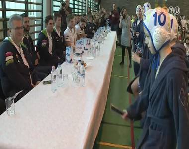 A Gothard-iskol�ban vend�geskedett a v�zilabda v�logatott