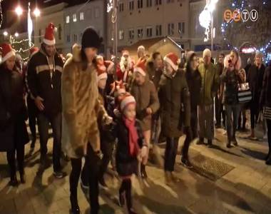 Csal�di Mikul�sfut�s volt a F� t�ren